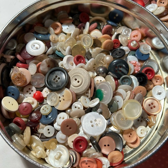 Lot of Vintage Christmas Color Themed Buttons in tin - Picture 11 of 13